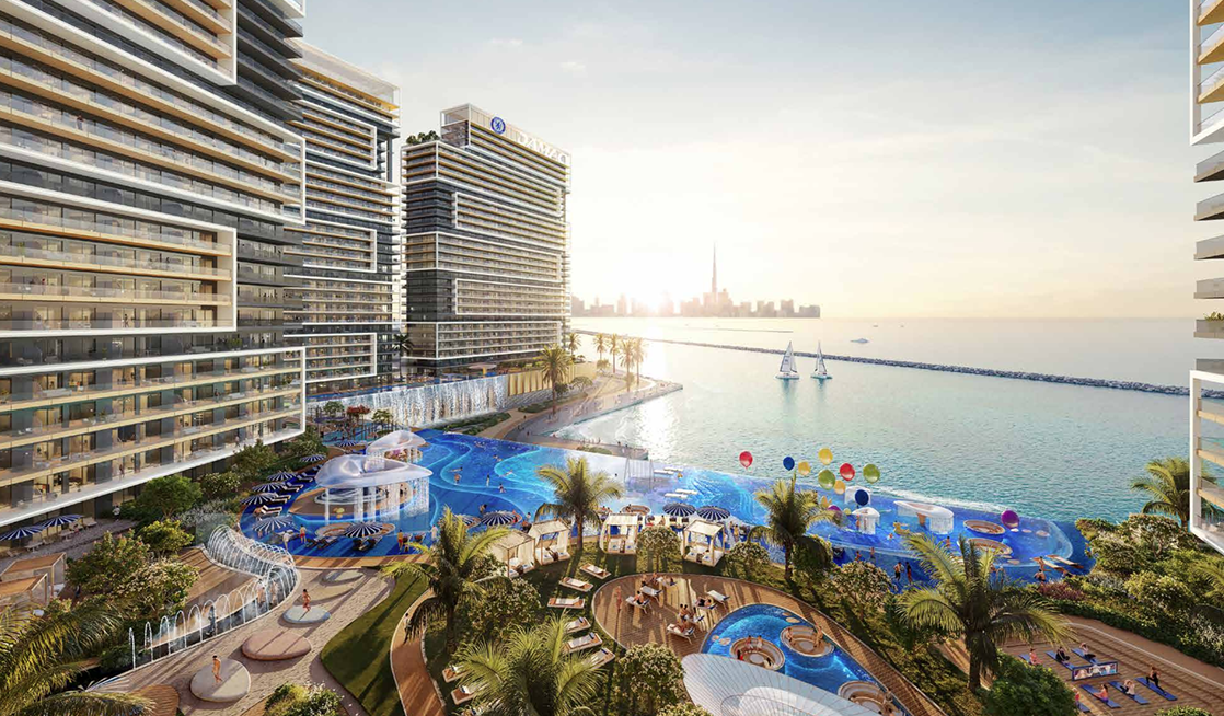 Les tours de Chelsea Residences vues depuis la mer au coucher du soleil